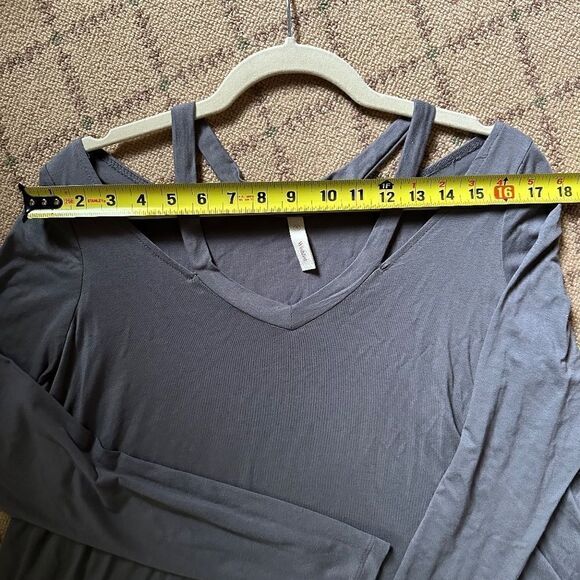 Wishlist gray jersey knit flare long sleeve top with cutouts at neckline S NWOT - Picture 6 of 12